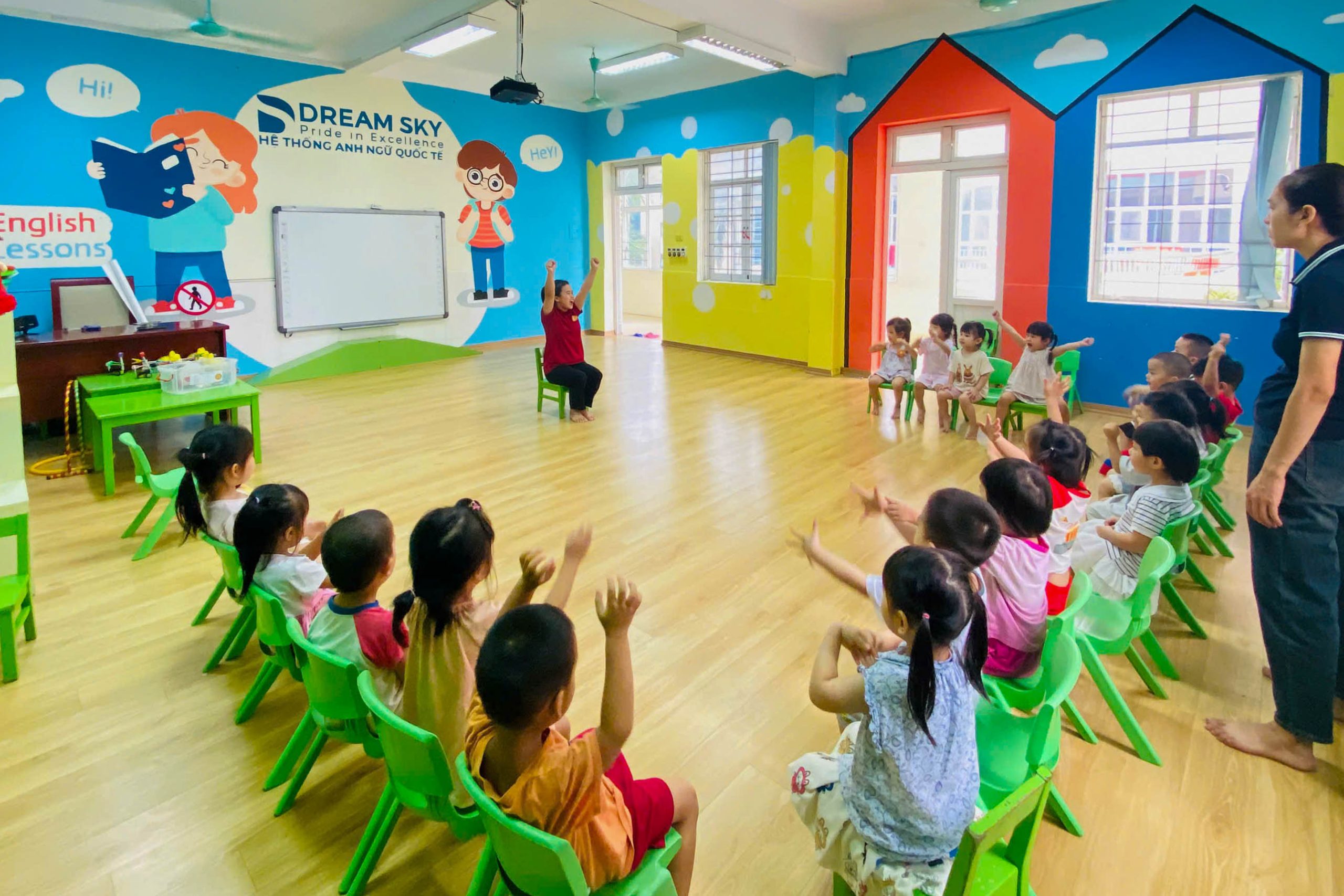 Hình ảnh cô giáo và các bạn nhỏ đang sinh hoạt trong một lớp học Sunbot