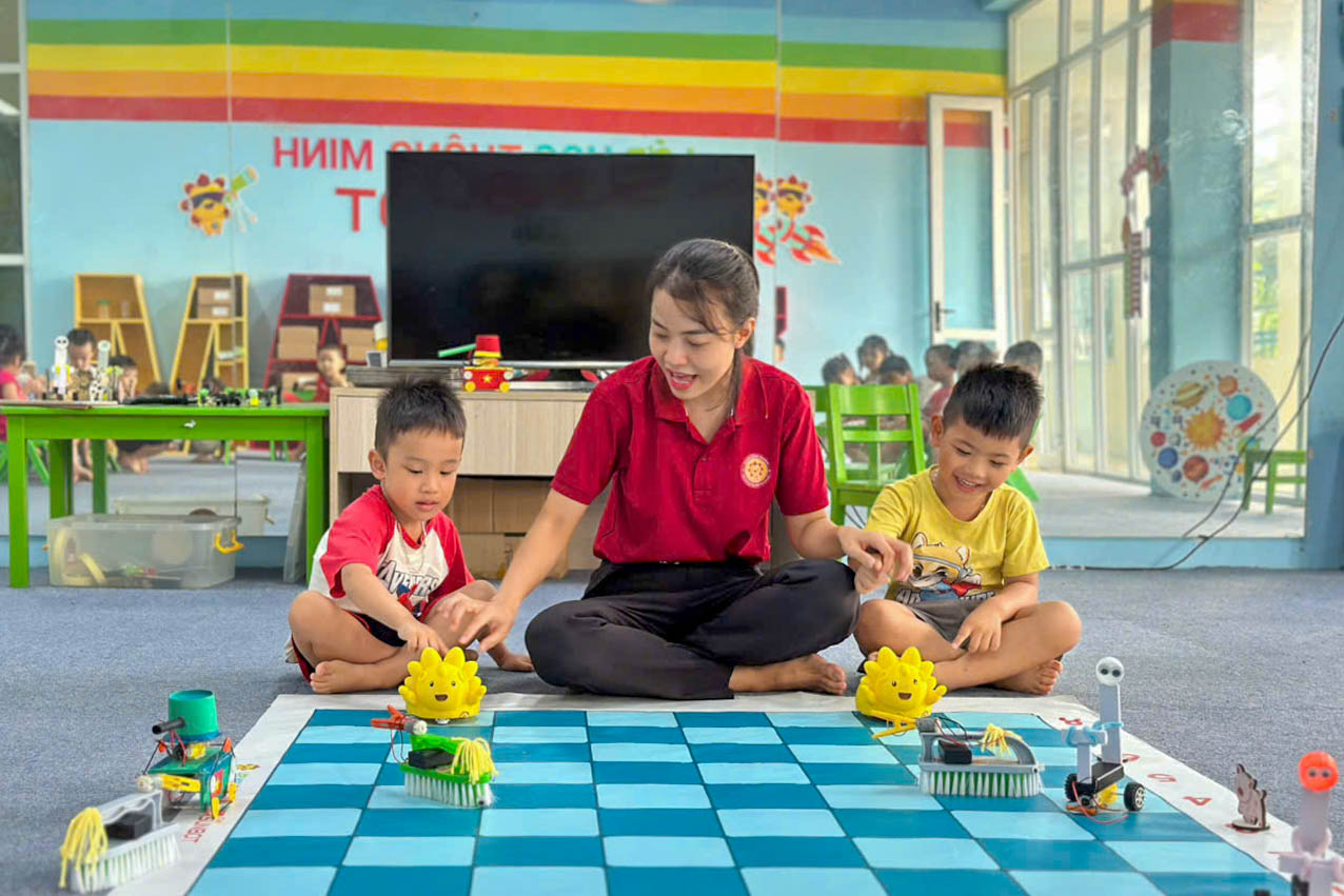 Các bé đang tương tác trực tiếp với robot Sunbot