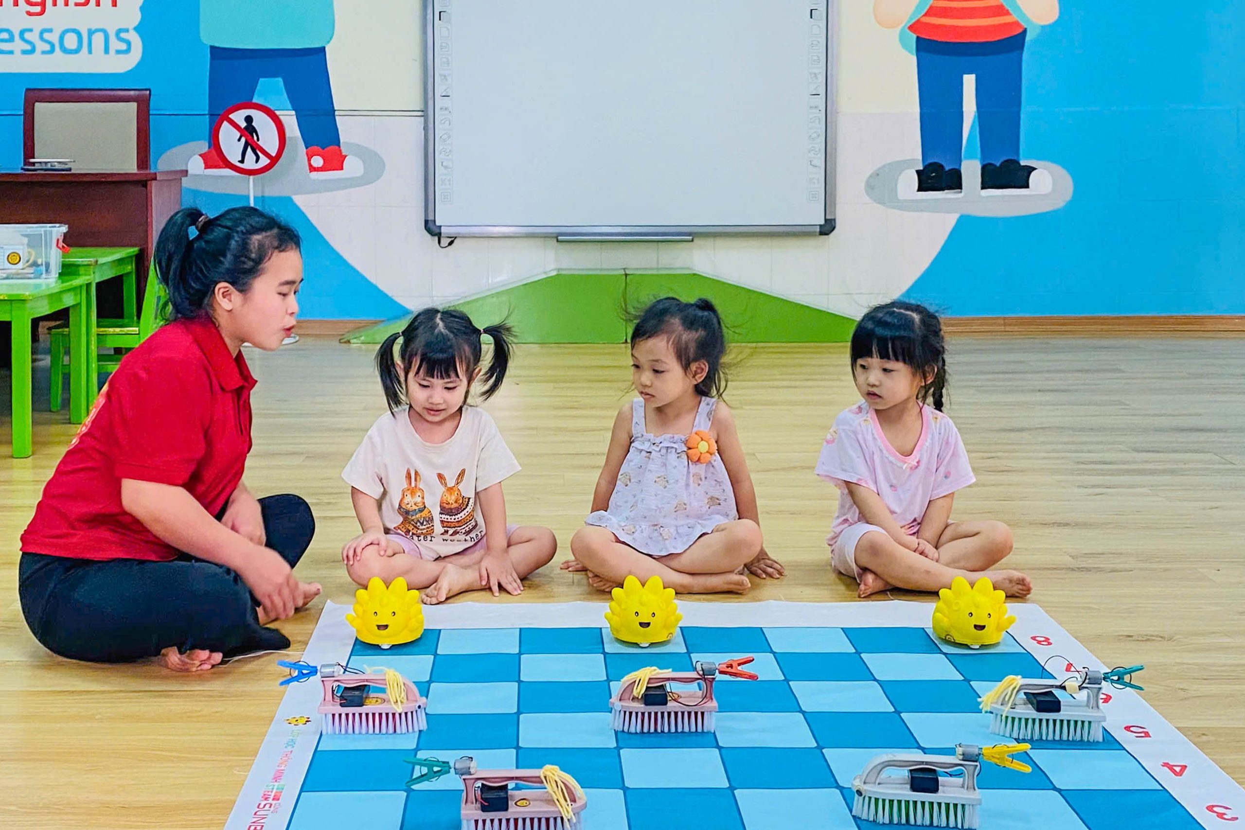 Hình ảnh các bạn nhỏ vui vẻ khi học Sunbot
