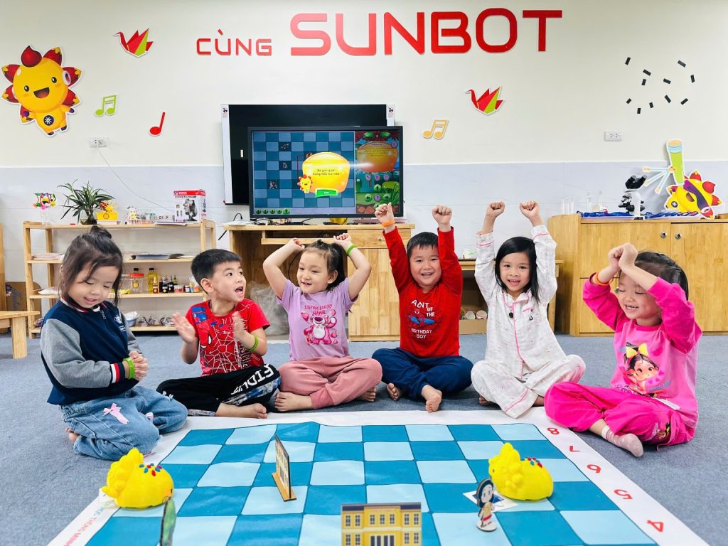 Trẻ tham gia hoạt động trong không gian học tập Sunbot.